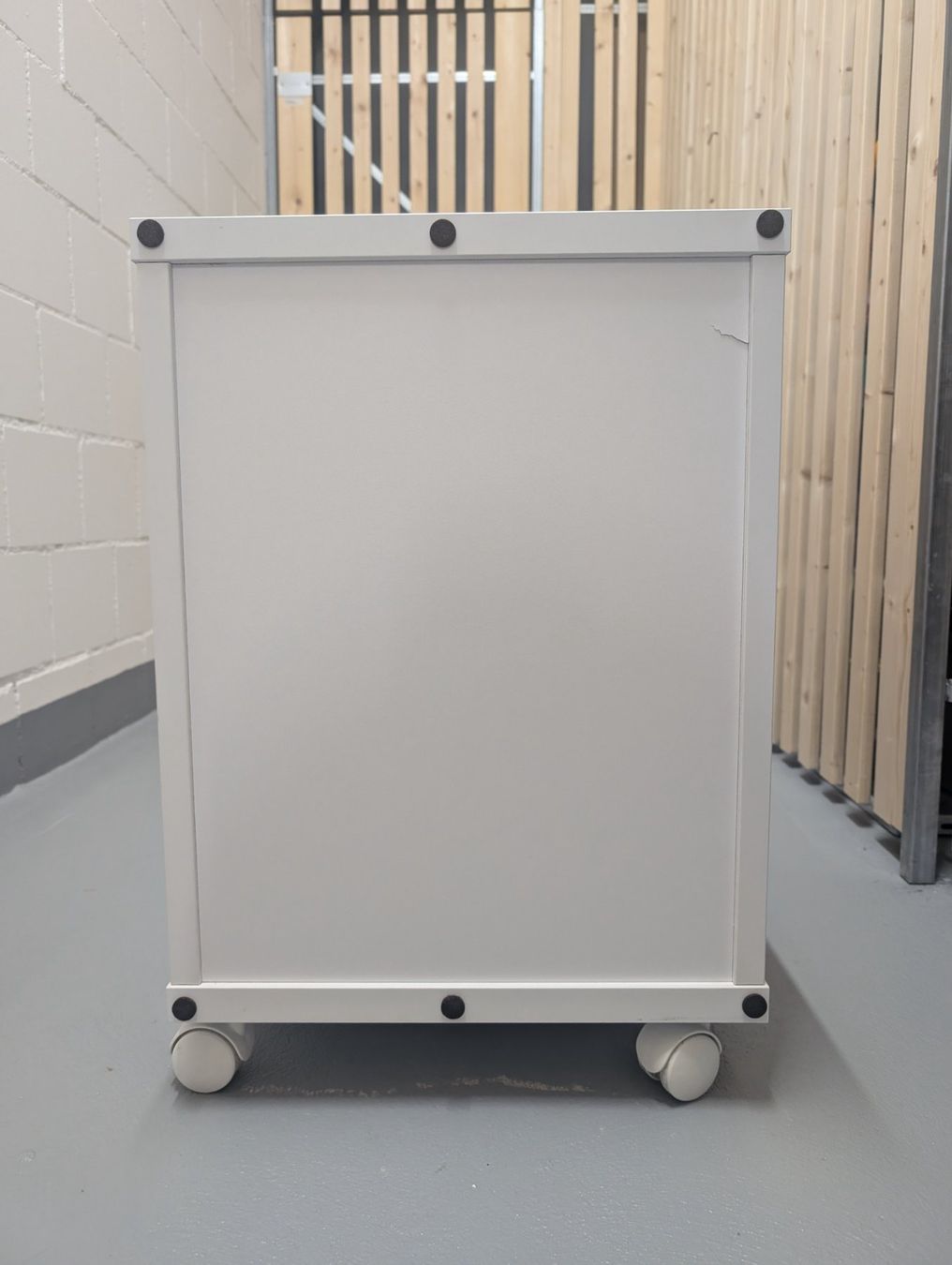 Eléments de bureau: Weisser Rollcontainer mit 3 Schubladen, abschliessbar. – D'occasion à Wohlenschwil par woimgruenen 3