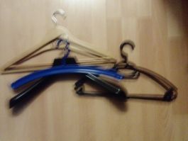 6 verschiedene Kleiderbügel + 2 Geschenkt
