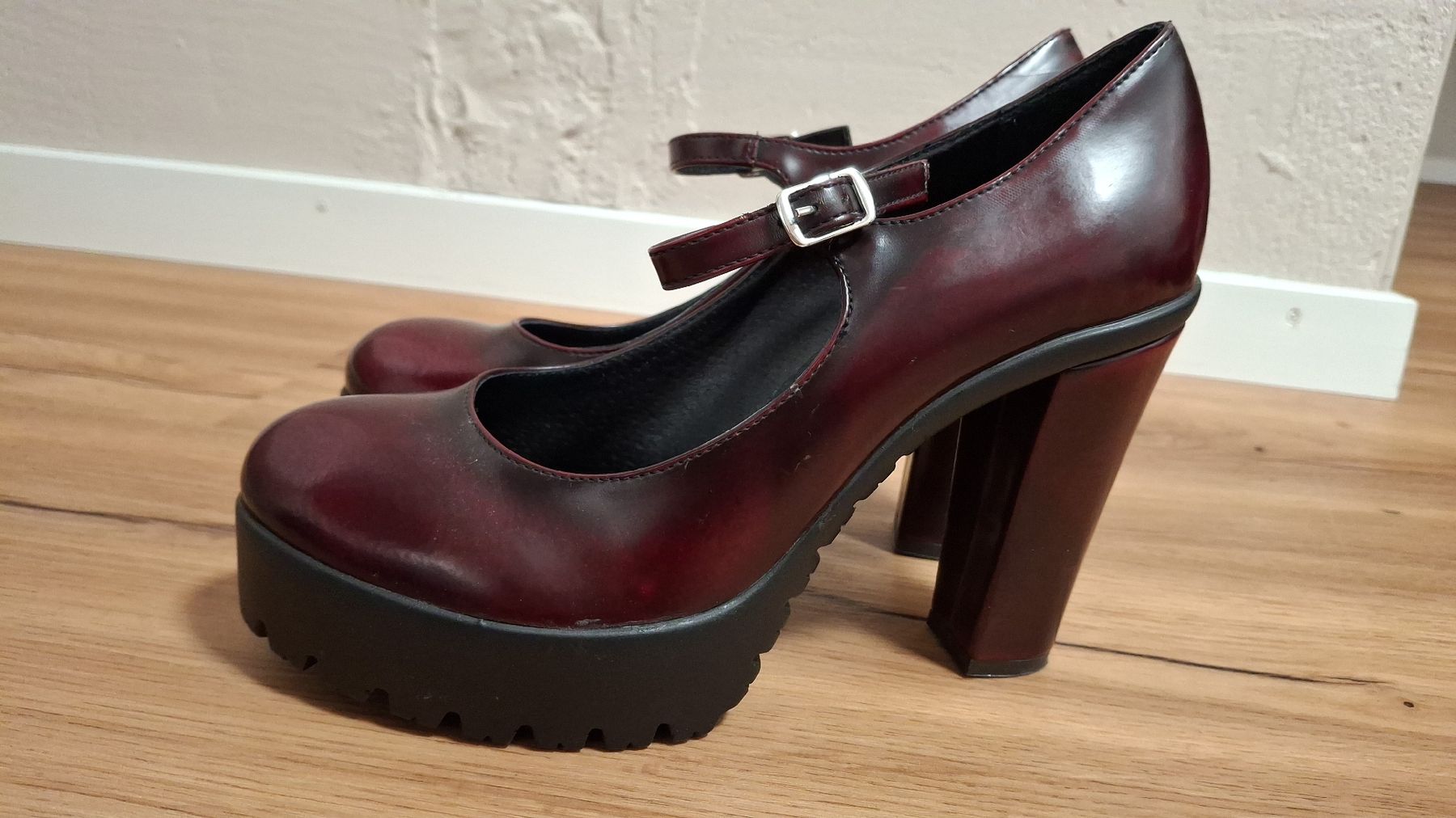 Damenschuhe: Plateauschuhe – Gebraucht aus Bäriswil BE von vonys