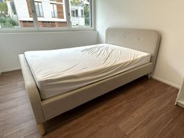 Bett mit Kopfteil