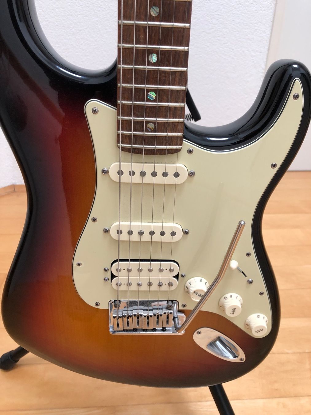 Strumenti musicali: Fender E-Gitarre Sunburst HSS mit Perlmutt Einlagen – Usato da Meisterschwanden venduto da Yuecel 1