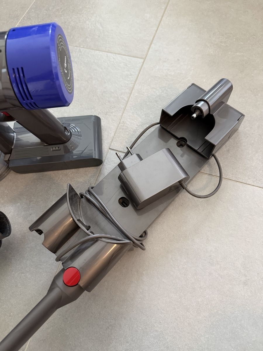 Dyson Aspirateurs & Accessoires: Dyson V8  – D'occasion à Meyrin par SA_3006 3