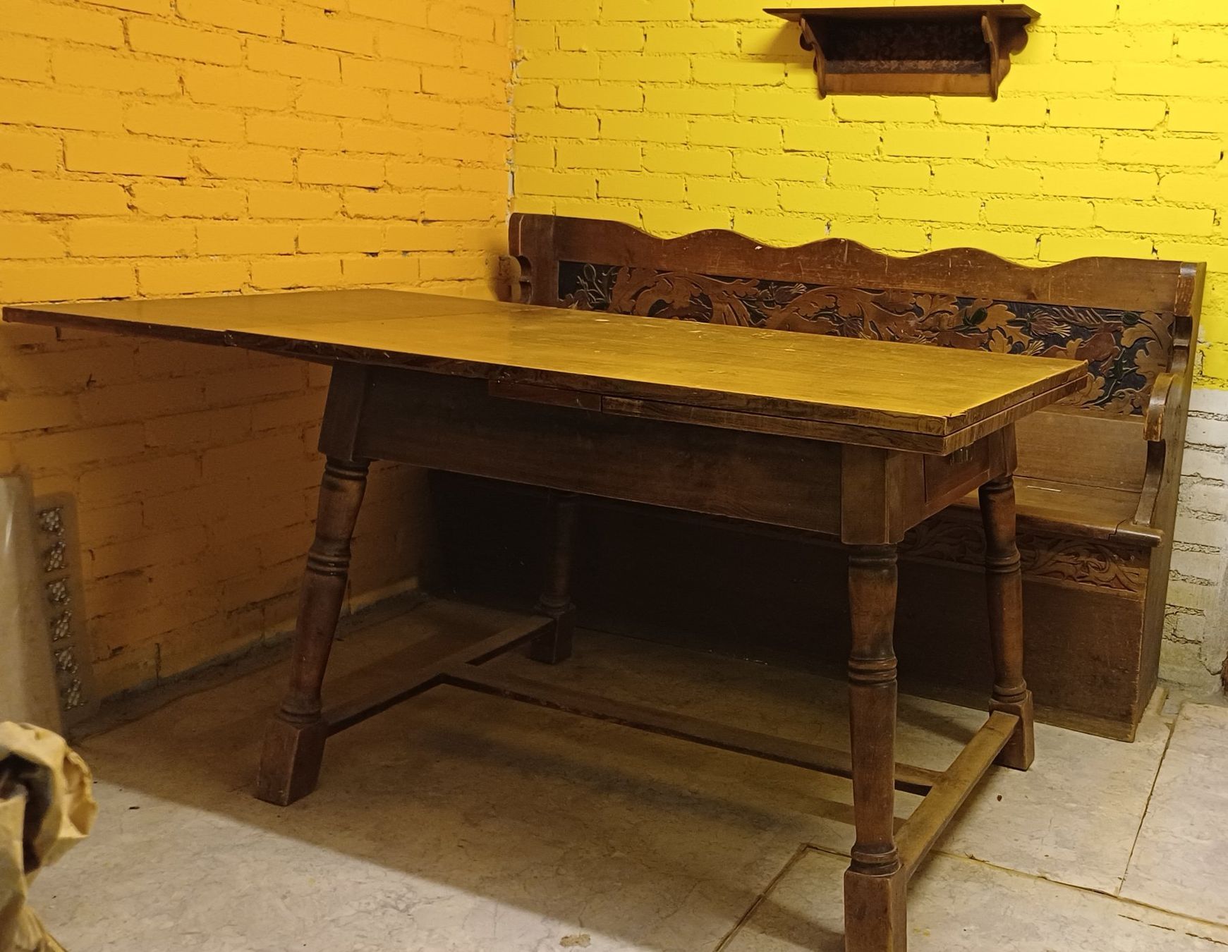 Credenze: Nussbaum Buffet, Tisch, Bank, 2 Stabellen – Usato da Rafz venduto da hofgut 5