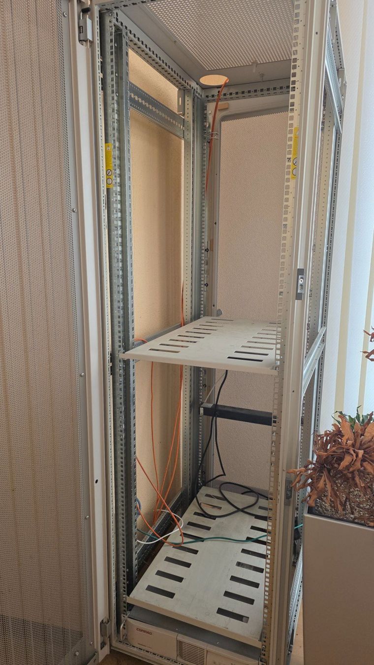 Compaq Racks & Cavalletti: Rack IT Compaq 42U – Usato da Matran venduto da arom786
