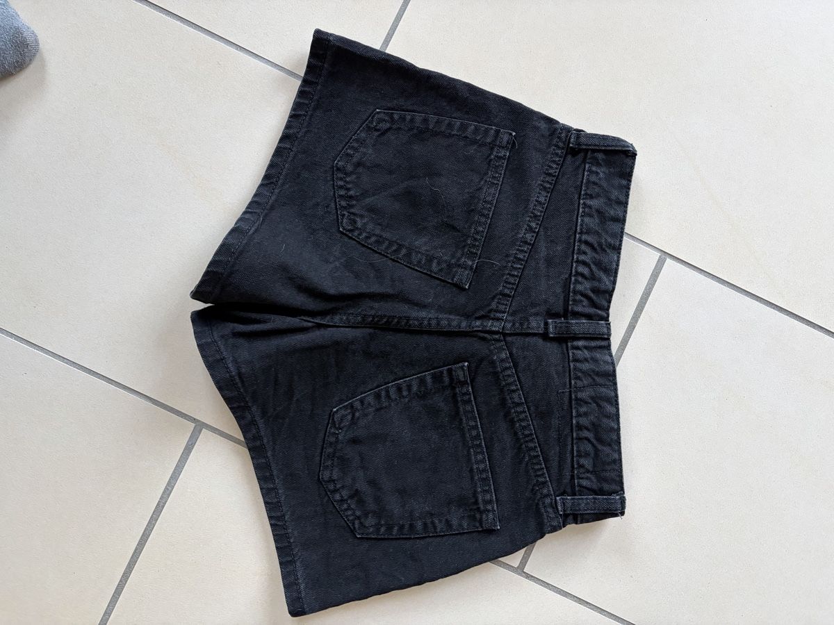 Bershka Jeans: Short jeans noir Bershka taille 32 – Usato da Vouvry venduto da Prune-el 1