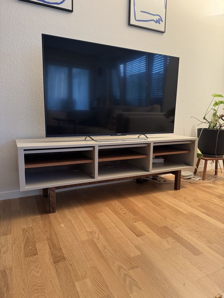 Ikea Mobili TV: Sideboard Stockholm mit Holzfüssen – Usato da Thalwil venduto da Mgetzi 3