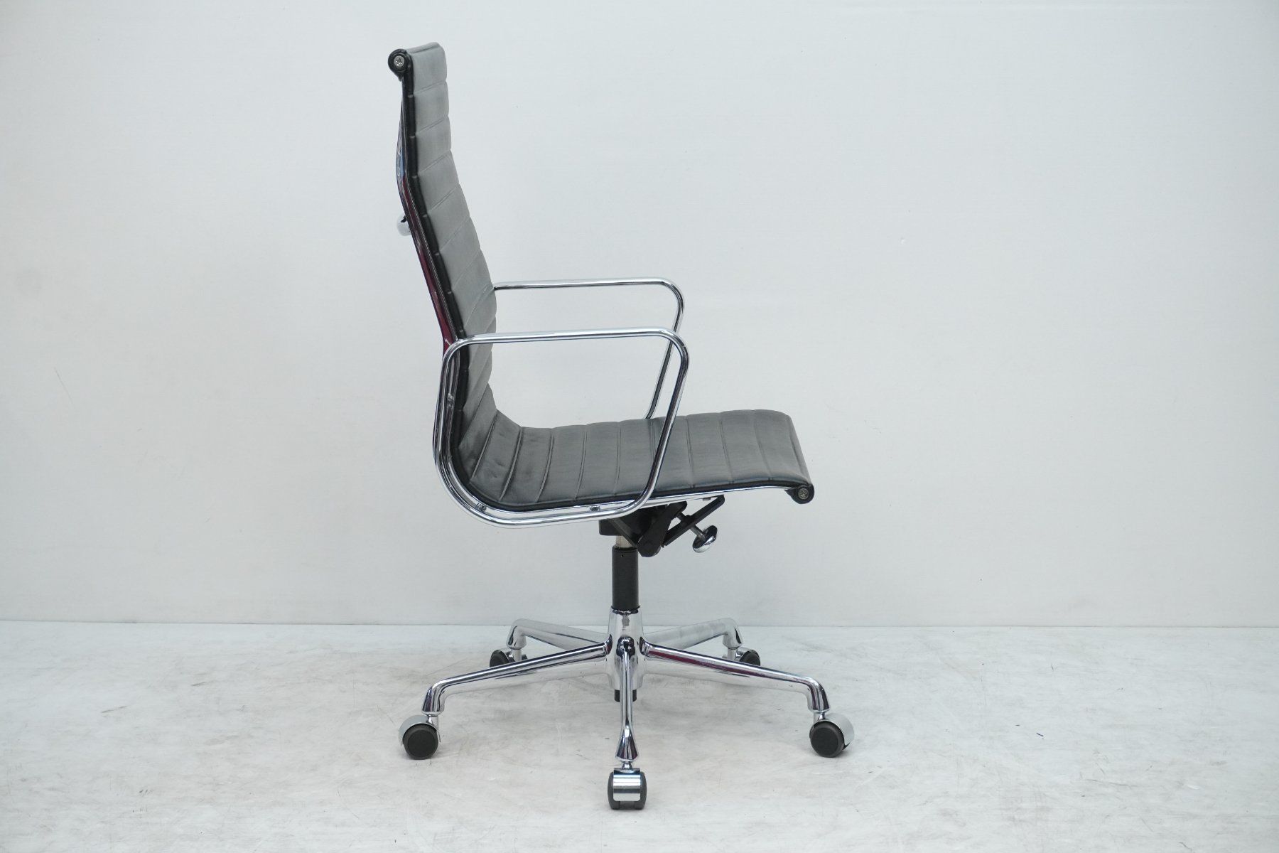 Vitra Stühle: Vitra Eames Alu Chair EA119 Leder Designklassiker – Gebraucht aus Bad Zurzach von QLASSIQ 2