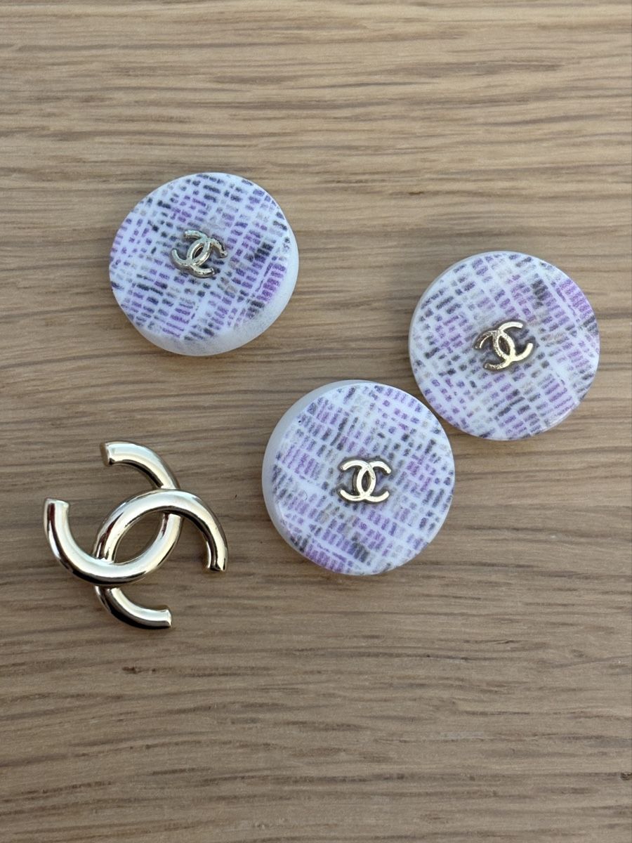 Bottoni: 3 Authentic Chanel Buttons Set & CC Logo pin – Usato da Nyon venduto da My_wardrobe 2