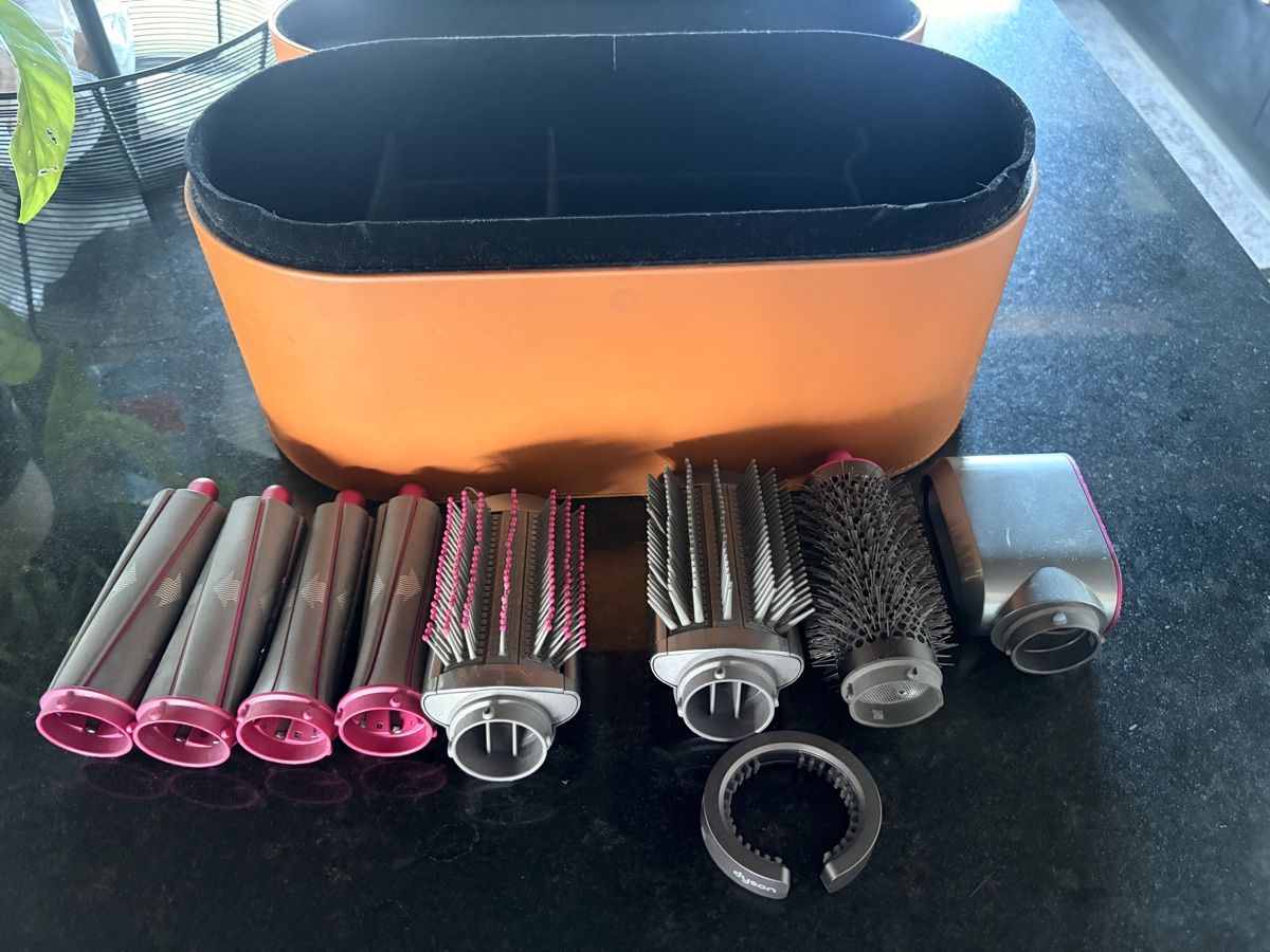 Valigie: Dyson Airwrap Zubehör mit Koffer – Usato da Wangen b. Olten venduto da ha_kadr 1