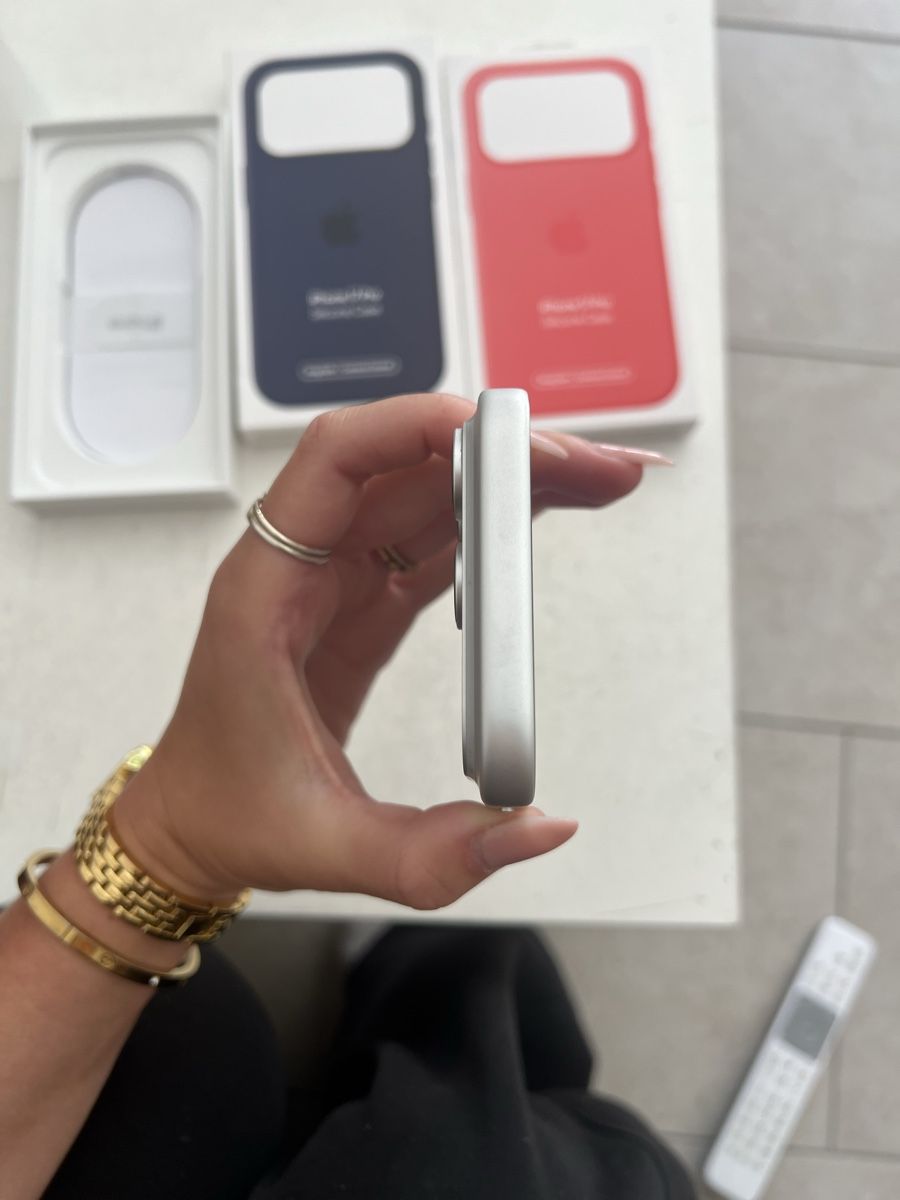 Apple Handys / Smartphones: Apple iPhone 17 Pro Silver – Neu (gemäss Beschreibung) aus Andeer von emi_6dhf 4