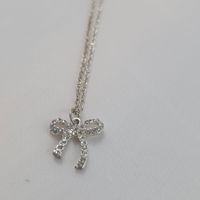 Collier Schleife mit Steinen silberfarben neuwertig (675)