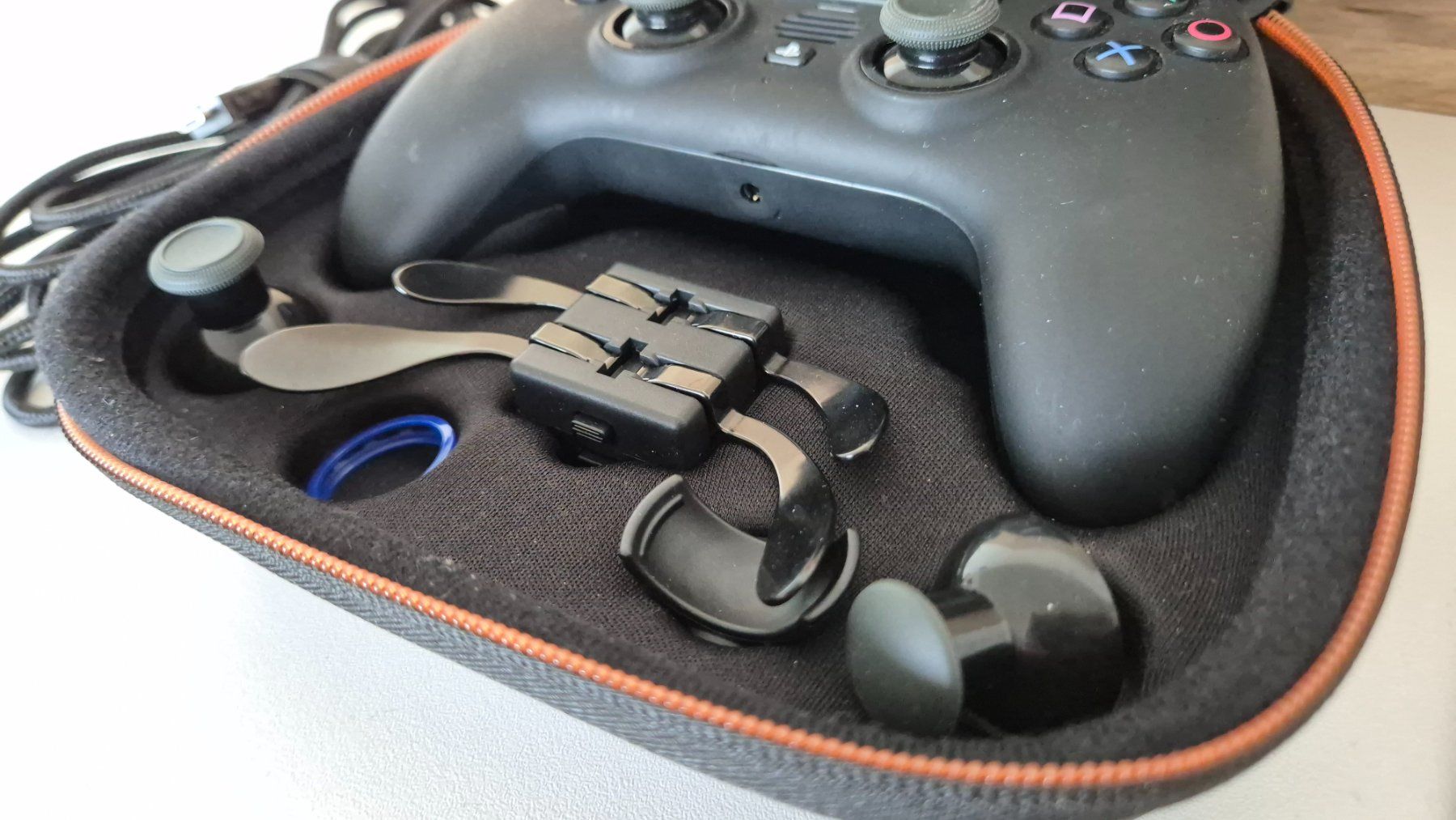 Controller: PowerA Fusion Pro PS4 Wireless Controller mit Zubehör – Usato da Bassersdorf venduto da retrolab 5
