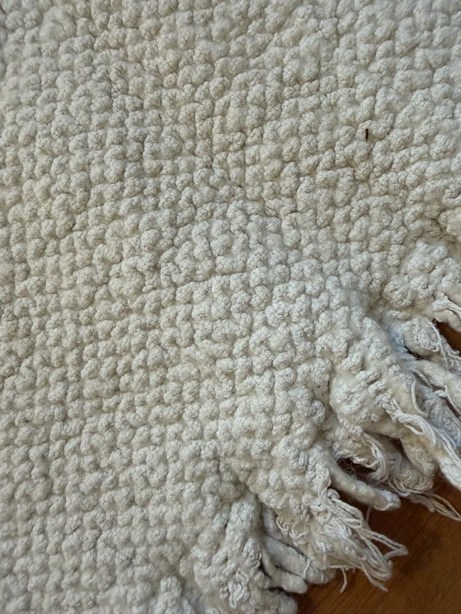 Tappeti: Cream textured rug with fringe – Usato da Zürich venduto da BettinaMarie2308 3