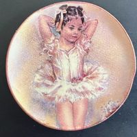 Wandteller (Ballerina stehend) für Puppenstuben. Porzellan.