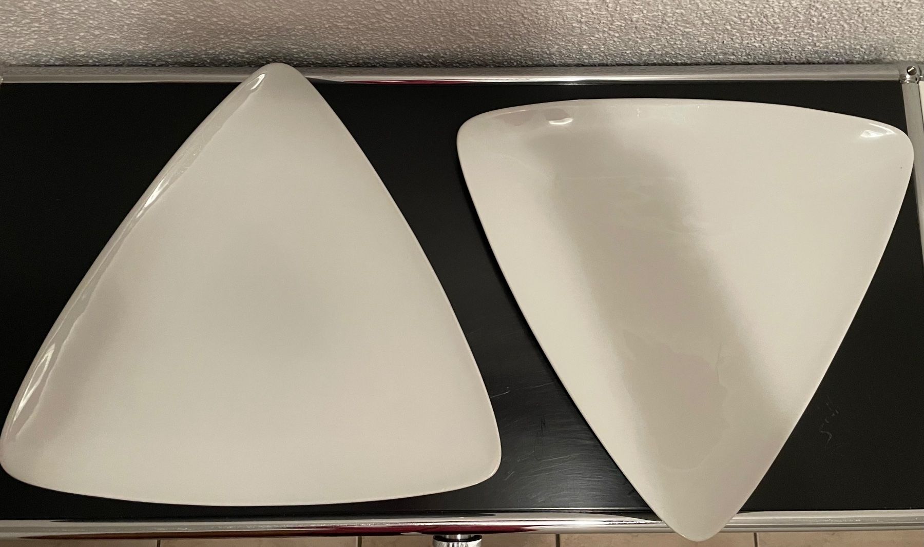 Assiettes: Zwei grosse, dreieckige Teller – D'occasion à Wilderswil par Renaissance1