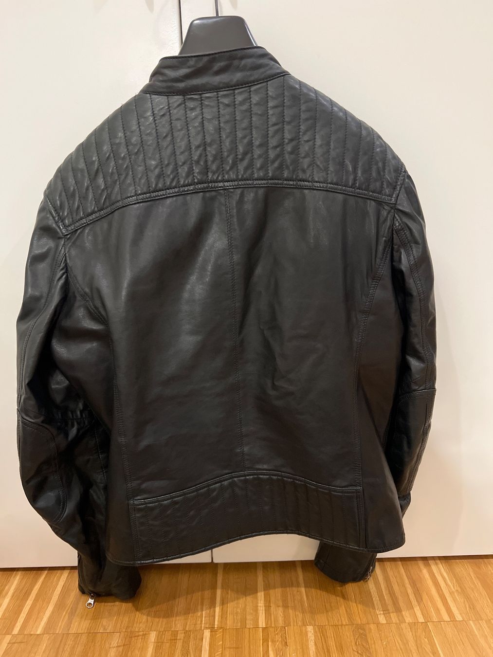 Vestes: Leonardo – D'occasion à Menzingen par Dali2504 4