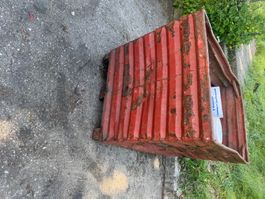 Vieux bac de chantier en métal rouge - idéal jardin!
