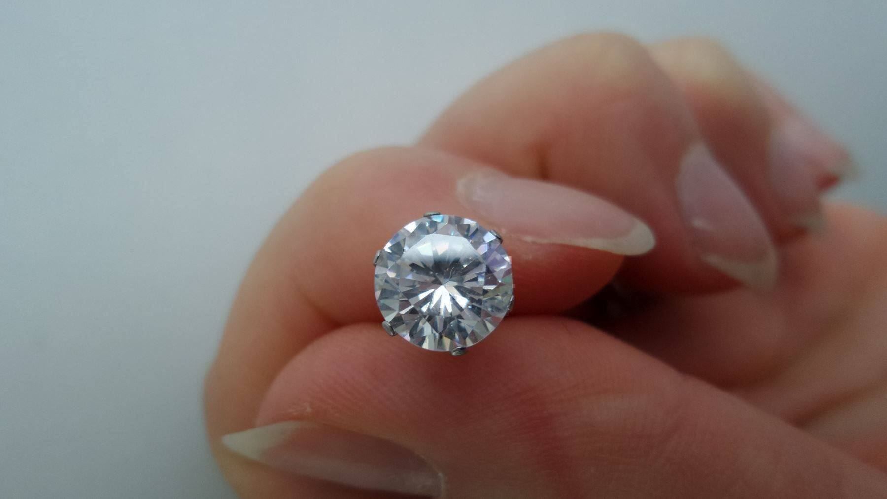 Orecchini pendenti & Orecchini a lobo: 4 mm synth. Diamond silver colour earrings – Nuovo e nell'imballaggio originale da Genève venduto da AGBERG 1