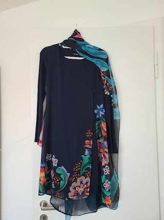 Wunderschönes Desingual-Kleid mit passendem Schal, Größe S