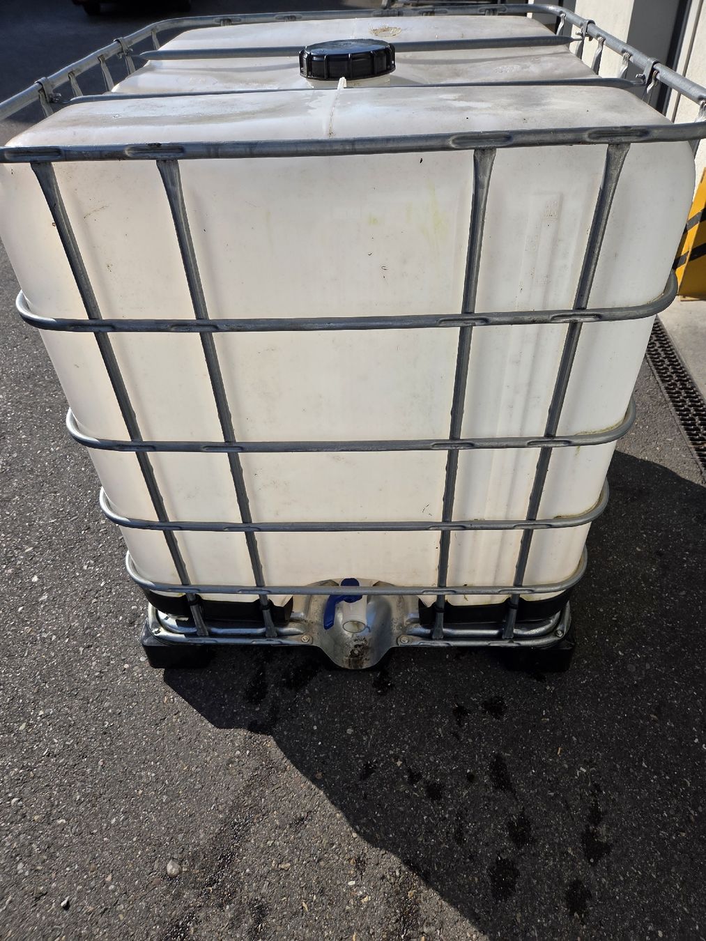 Abreuvoirs & Auges: IBC Container 1000L - Wassertank – D'occasion à Oberhasli par General-Dealer 3