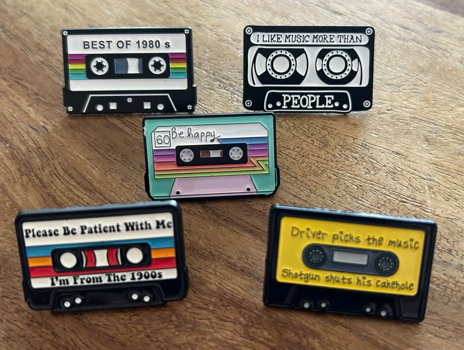 Placchette & Badge: 5x Retro Pin Kassette Mixtape – Nuovo e nell'imballaggio originale da Geneve venduto da vane267