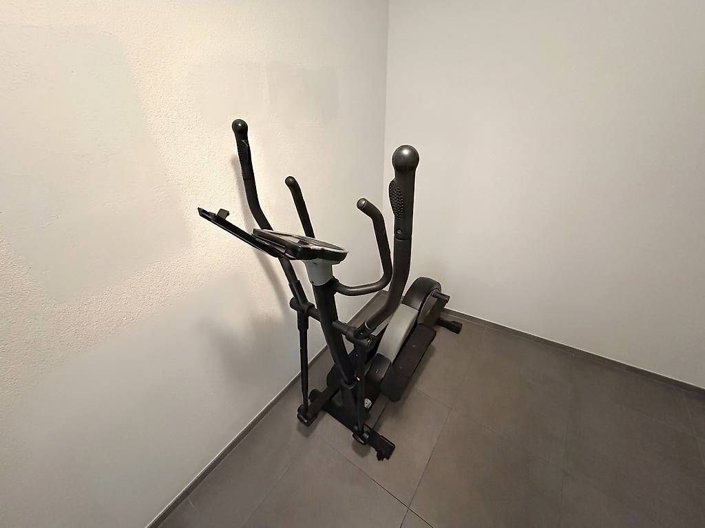 Hometrainer: Crosstrainer mit Trainingscomputer und Programmen – Gebraucht aus Emmenbrücke von B4belfish