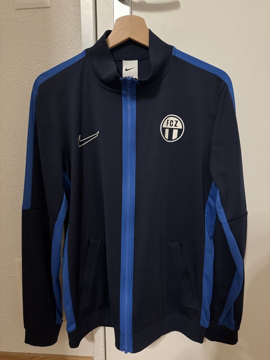 Nike Giacche: FC Zürich Nike Trainingsjacke, Grösse M – Nuovo (secondo la descrizione) da Wallisellen venduto da nic_o08