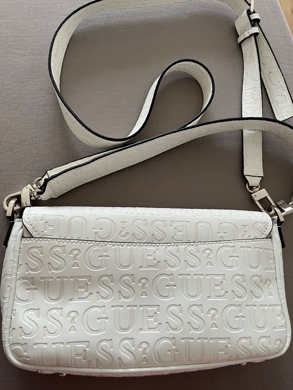 Guess Taschen für Damen: Guess Umhängetasche Brightside, weiss – Neu (gemäss Beschreibung) aus Kloten von SANTALA23 3