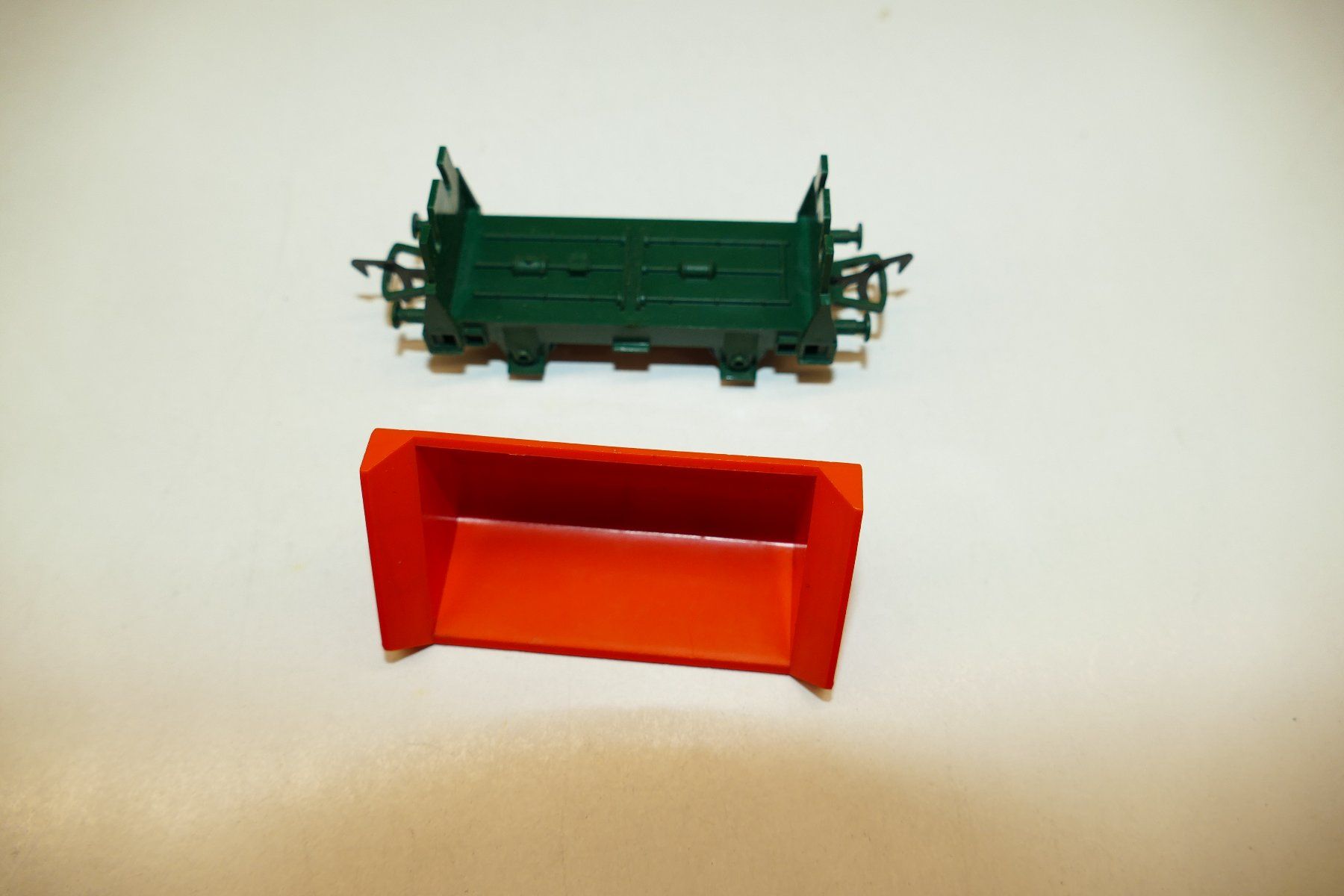 Fleischmann Modellini di ferrovie: Fleischmann H0: Lorenkippwagen – Nuovo (secondo la descrizione) da Niederhasli venduto da rail-duerst 2