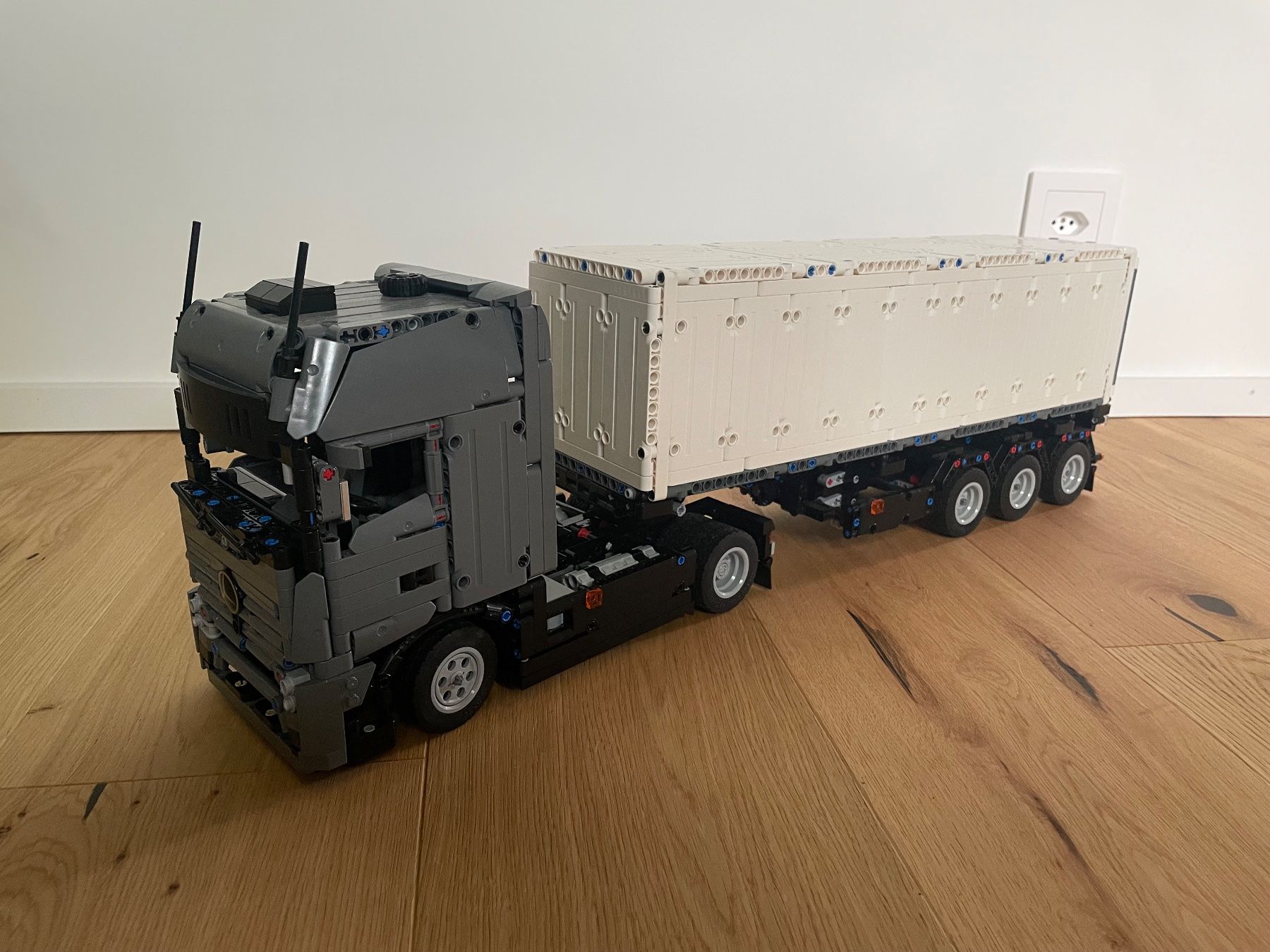 Lego Kit di costruzioni: Lego Technic - Mercedes Actros LKW & Container Trailer – Nuovo (secondo la descrizione) da Salmsach venduto da ram82