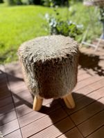 Hocker mit Fellbezug, Holzfüsse