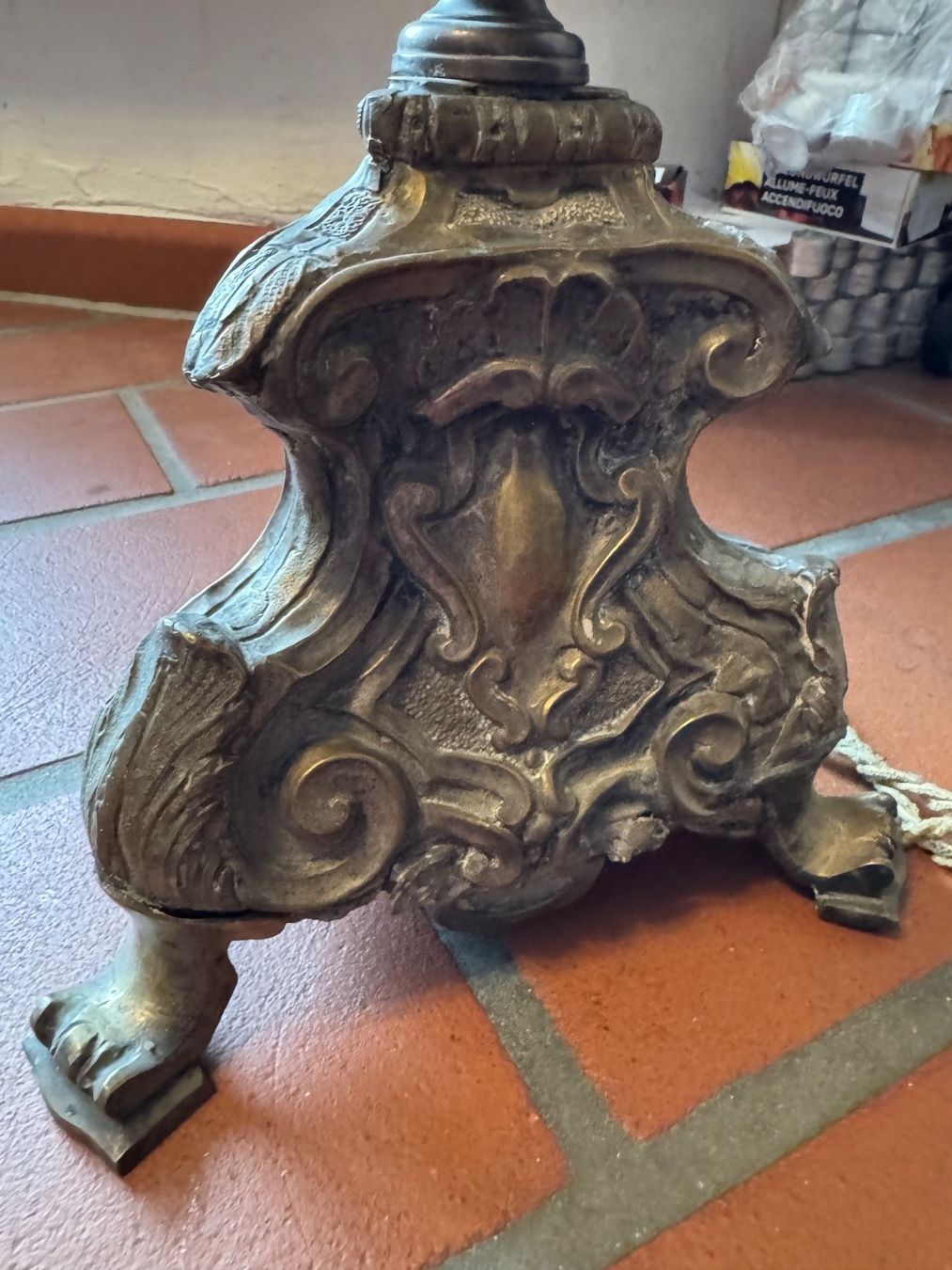 Lampade: Antike Tischlampe mit Schirm – Usato da Sachseln venduto da BONATI01 1