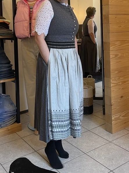 Vestiti: Dirndl Berwin & Wolff, Grösse 38/40, Grau mit Spitze – Nuovo e nell'imballaggio originale da Ernetschwil venduto da V8. 6