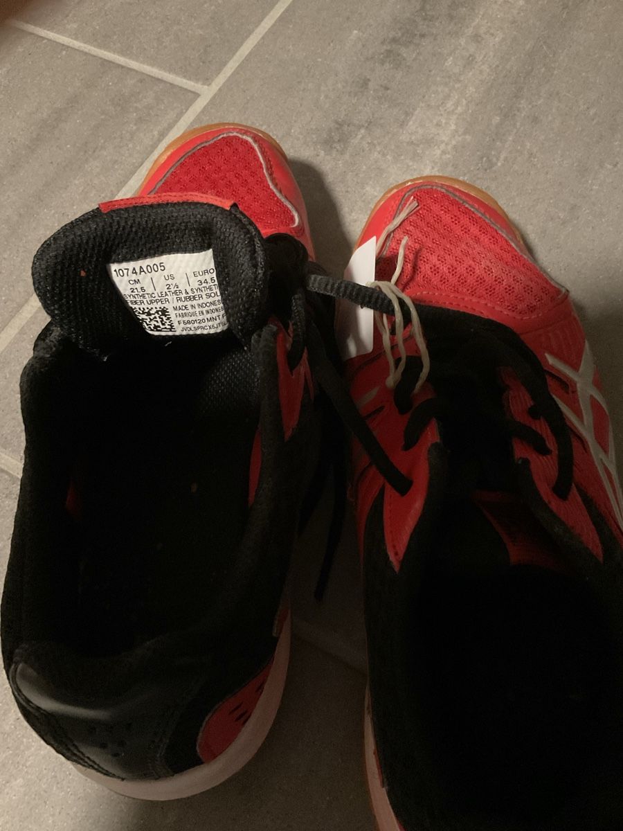 Asics Schuhe für Jungen: Asics Hallenschuhe Gr 34.5 – Gebraucht aus Sutz von Aylath 2