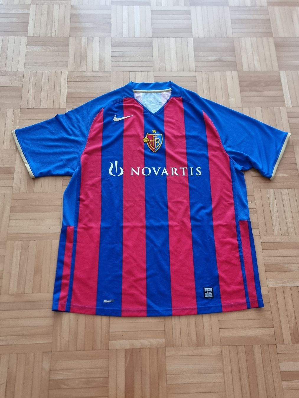 FC Basel Canottiere & Pantaloni: FC Basel 2008-2009 Heimtrikot – Usato da Suhr venduto da SariLacivert1907