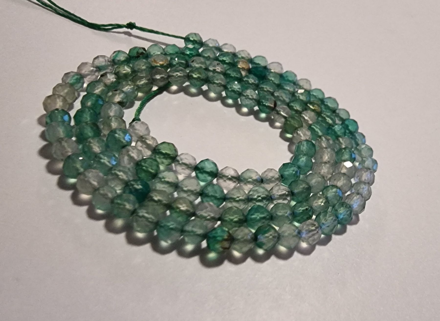 Mineralien & Heilsteine: Achat grün 3mm Strang – Neu und originalverpackt aus Menziken von Mirager