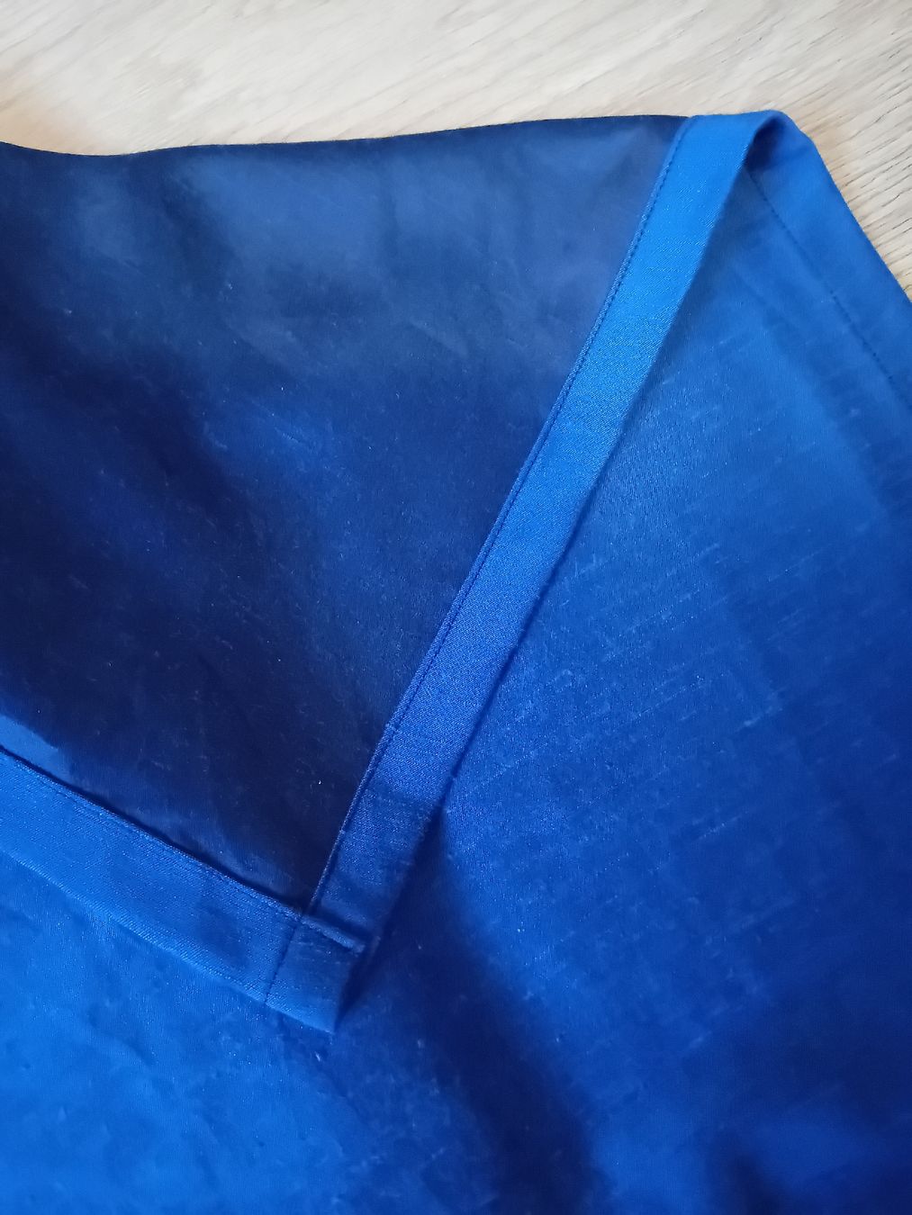 Tessuti: blaues Tuch aus eventuell Rohseide – Usato da Zürich venduto da Gillheri 2