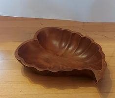 Dekorative Holzschale in Blattform, ideal für Herbstdeko!