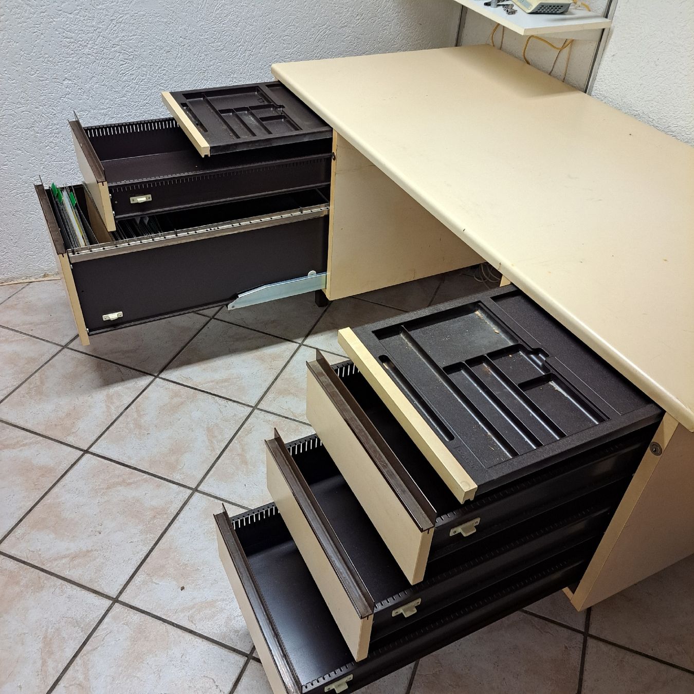 Scrivanie: Schreibtisch mit Schubladen und Ablagefach, beigefarben – Usato da Wangen b. Olten venduto da So8081 6