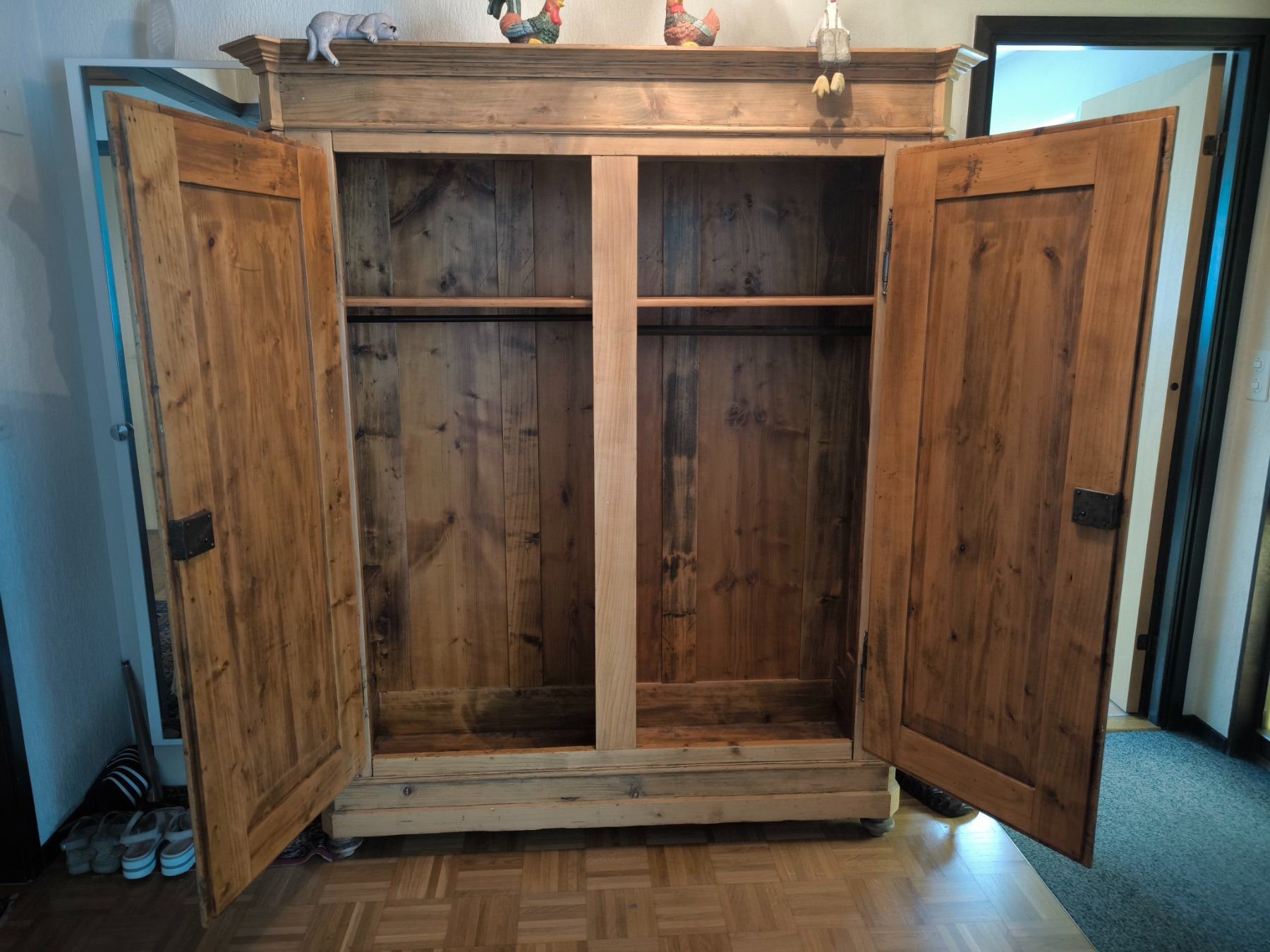 Holzartikel: Vintage Bauernschrank – Gebraucht aus Bülach von Stscho 1