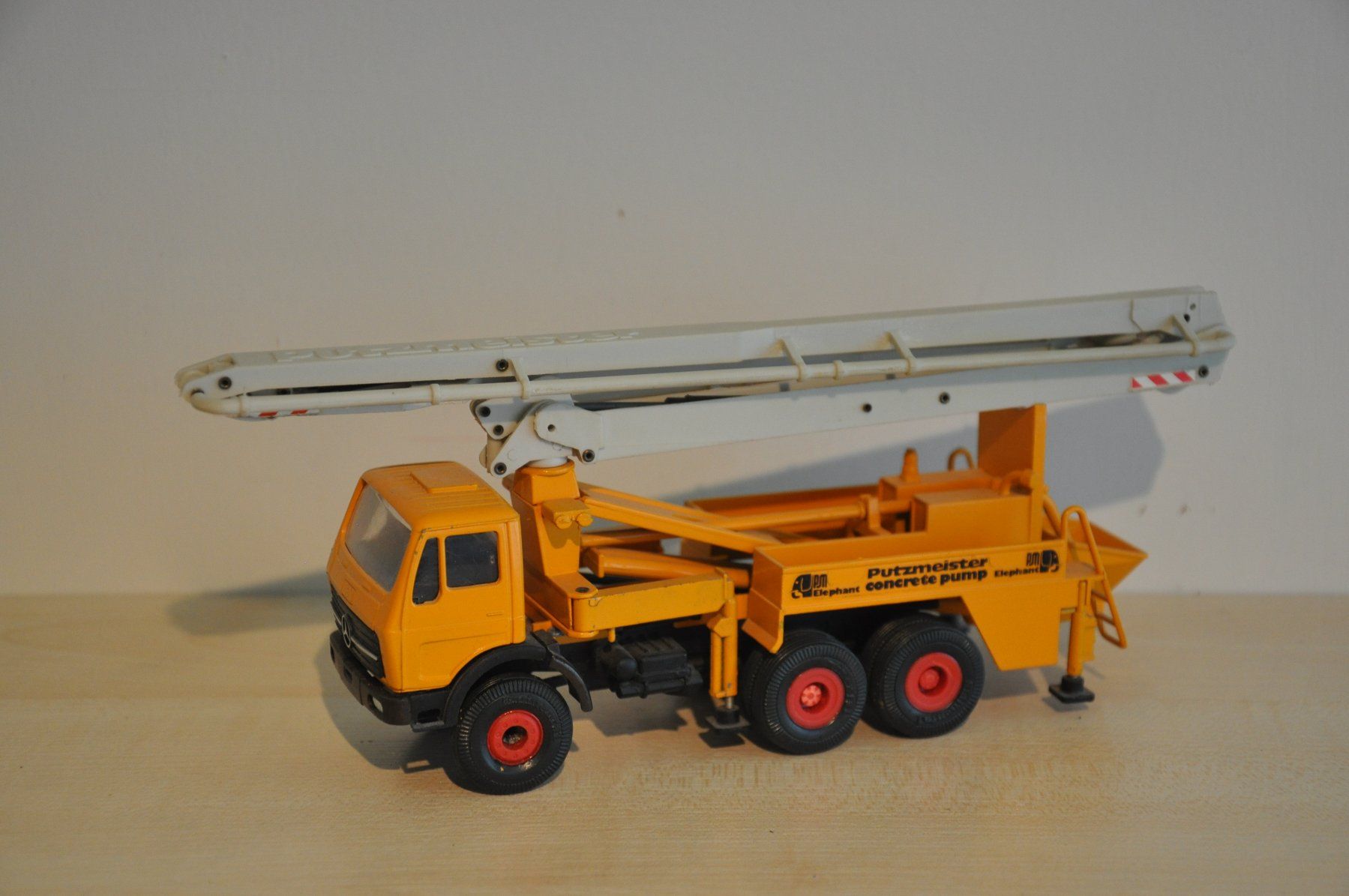 Conrad Modellbausätze & Standmodelle: Betonpumpe – Defekt aus Mitlödi von worker04
