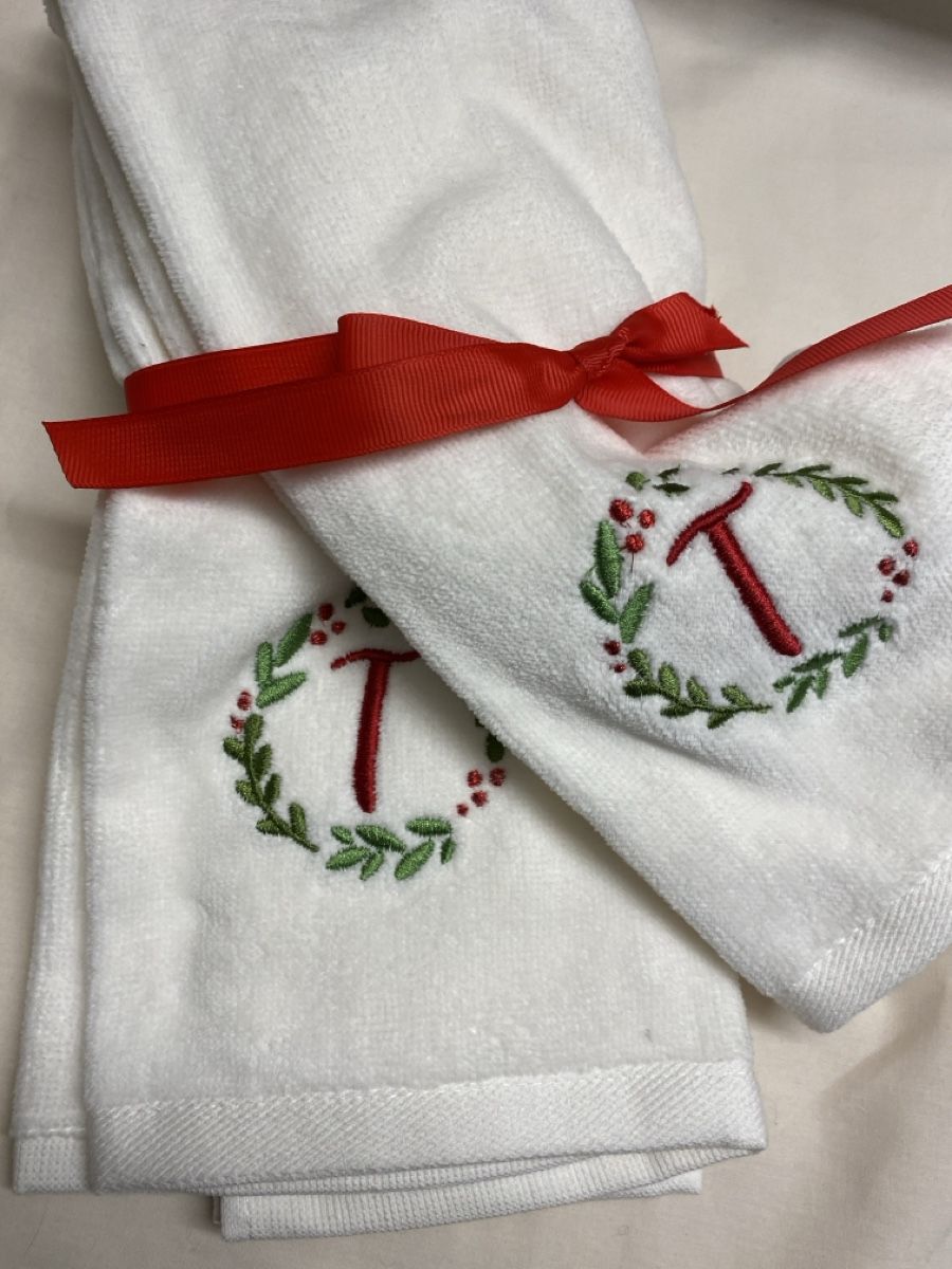 Tutte le decorazioni: Embroidered Christmas Hand Towels Set Monogram "T" – Nuovo e nell'imballaggio originale da Buttikon SZ venduto da Maxwelltime 1