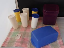 21. lot de 8 tupperware 6 boîtes-gobelet, 1 boîte farine ,,,