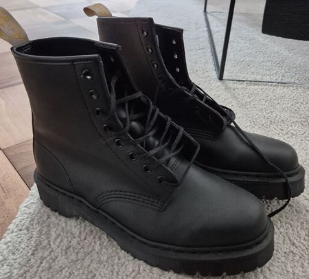Schwarze vegane Dr. Martens Stiefel.