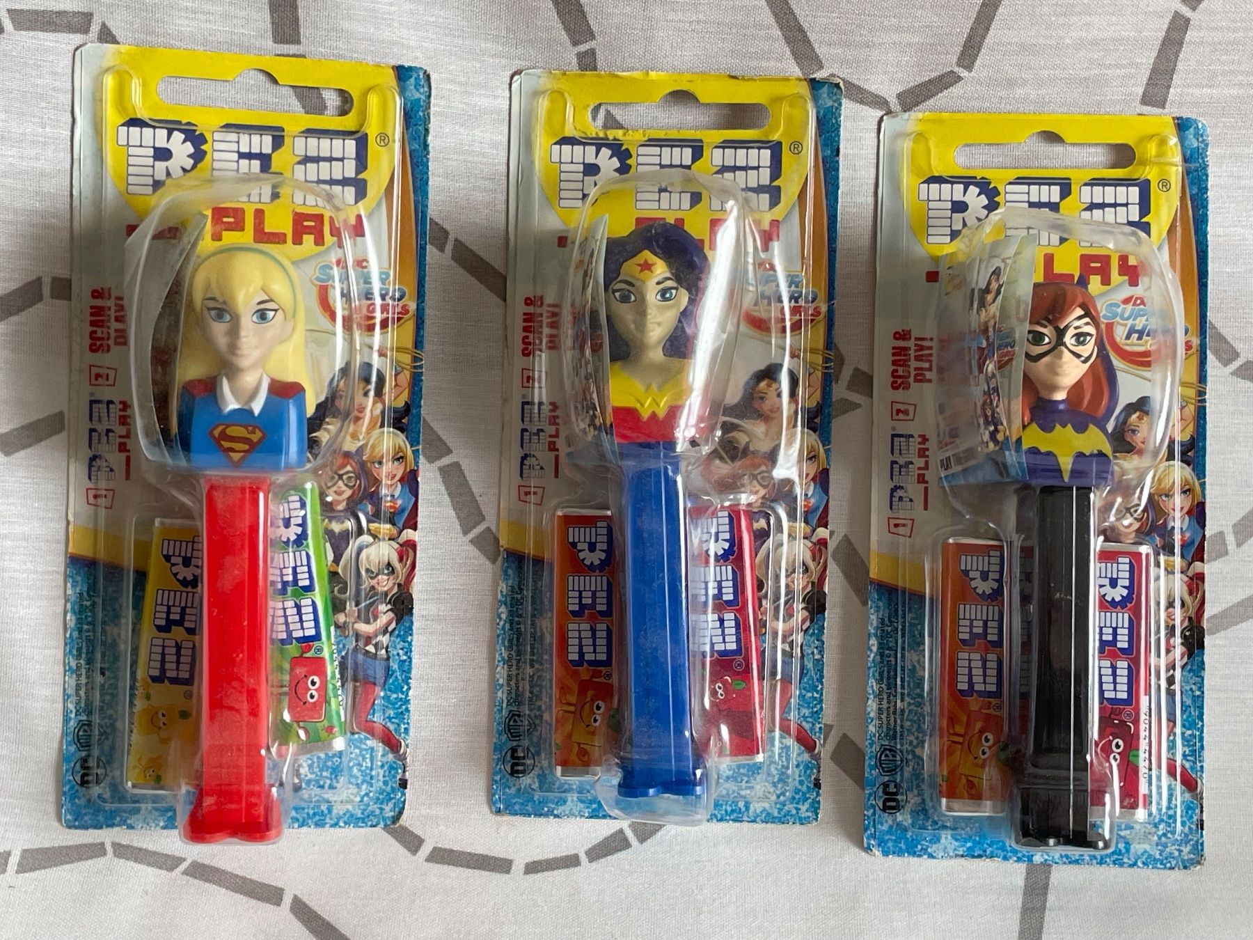 Pez Statuette: 3 PEZ Super Hero Girls – Nuovo e nell'imballaggio originale da Rafz venduto da stg101