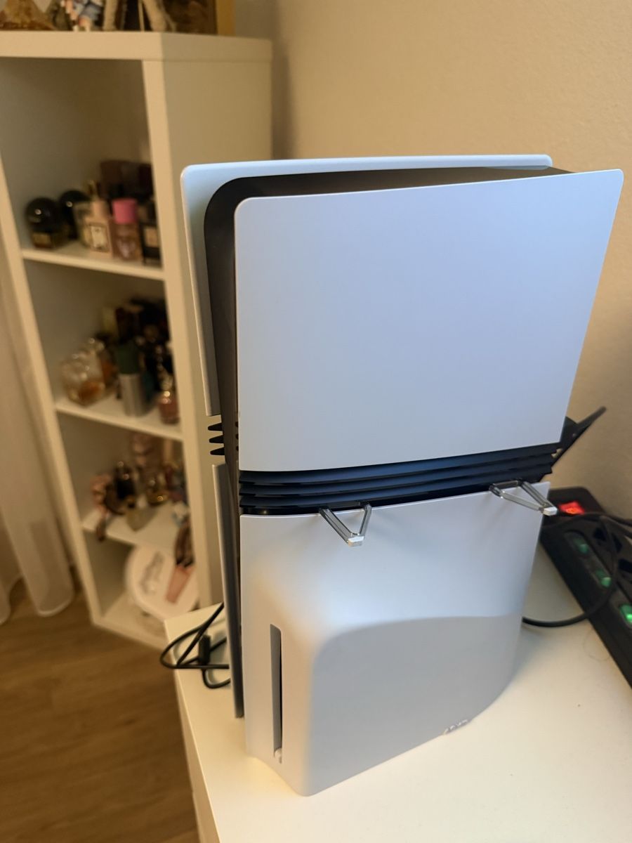 Sony Konsolen: Playstation 5 Pro mit Disc Laufwerk und Controller – Gebraucht aus Jona von fla_6vjy