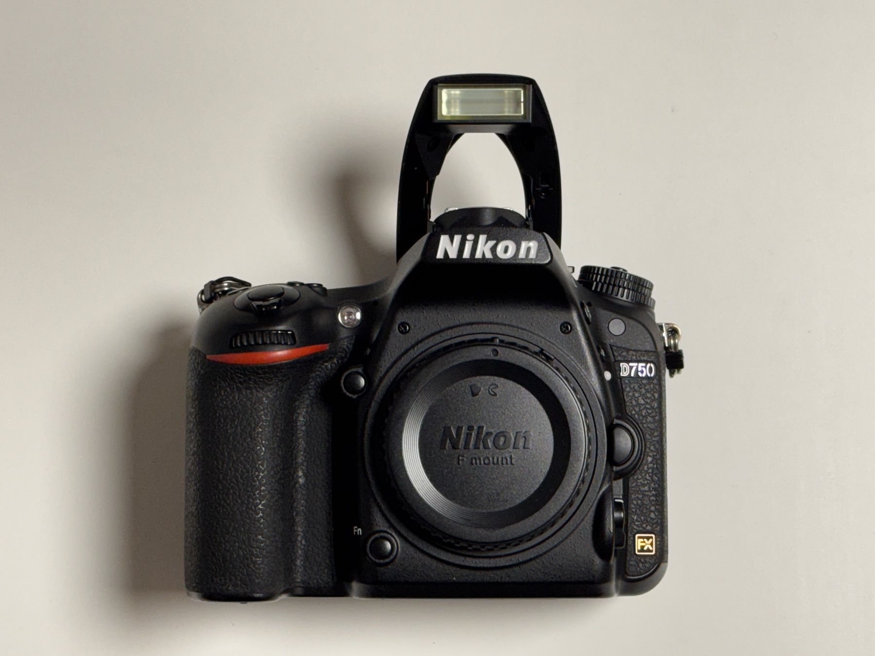 Nikon Fotocamera: Nikon D750 – Usato da La Tour-de-Trême venduto da kamoshika
