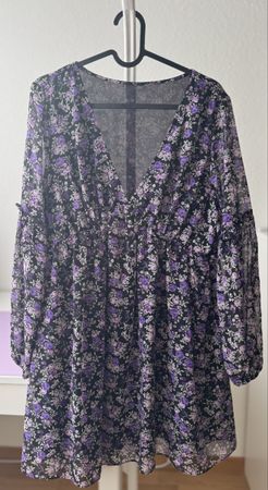 Blumenkleid Gr. M, schwarz mit violetten Blumen