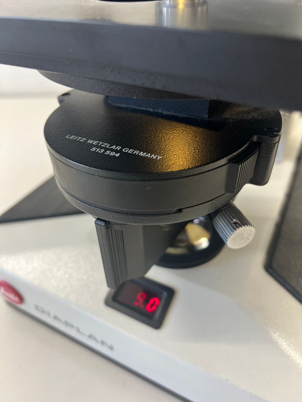 Accessori da laboratorio: Leitz Diaplan Binokularmikroskop mit Kameratubus. – Usato da Niederdorf venduto da LeptonAG_Labor 9