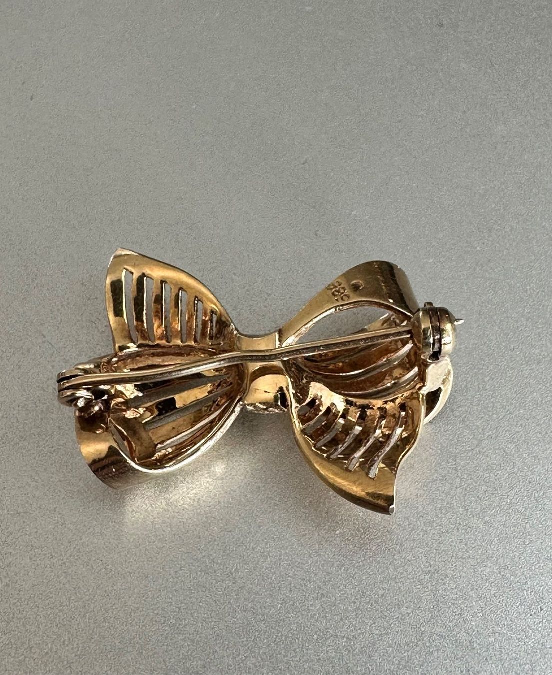 Broschen & Nadeln: Vintage 14K Gold Brosche – Gebraucht aus Onex von Antiqueshow 1